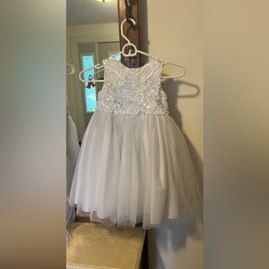 Girls size 4 dress.  Worn once in a wedding